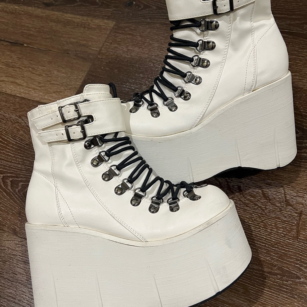 Demonia  White Platform Women's Boots size 7
Off white and black color